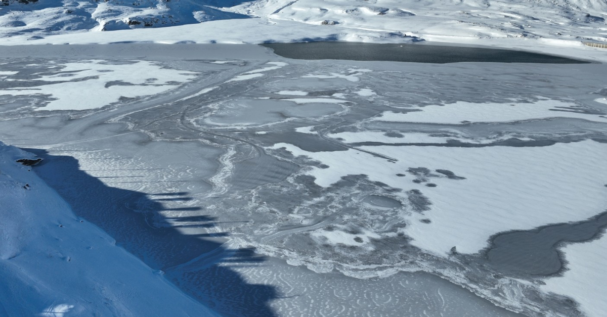 Tragedia nel lago ghiacciato: spuntano delle ciaspole e scatta l'intervento. Trovato morto un 66enne