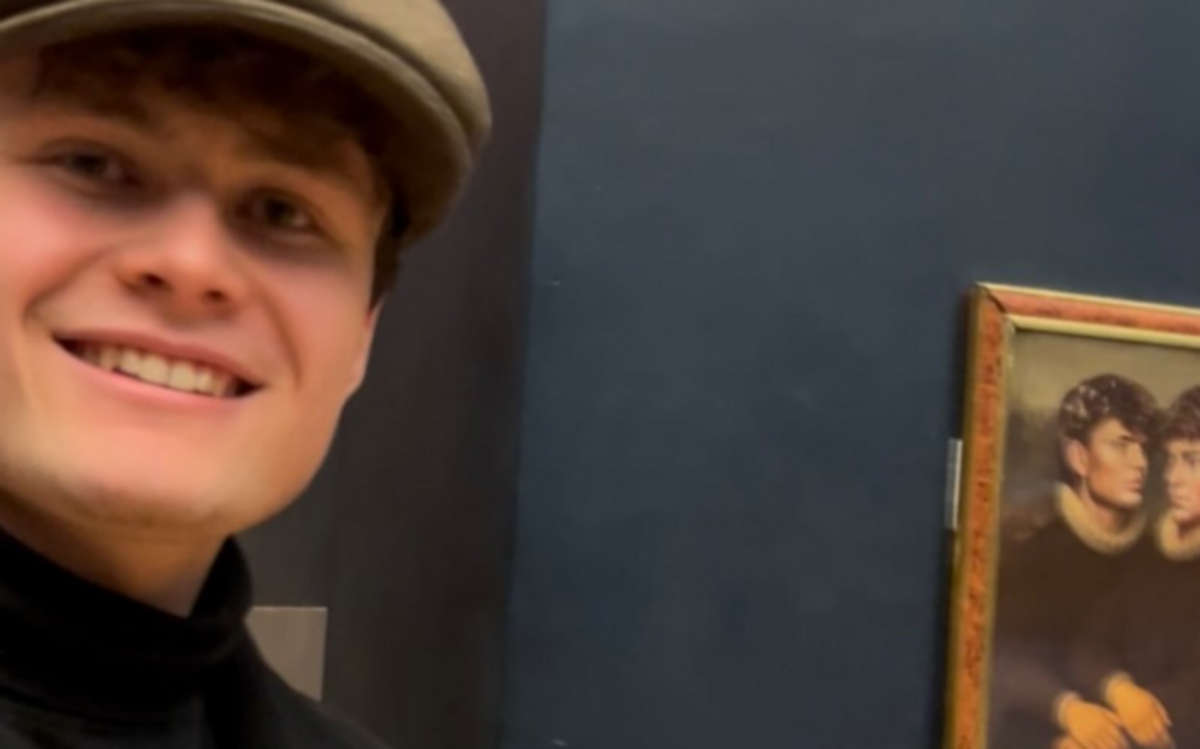 appendono una loro opera dietro la Gioconda (video)