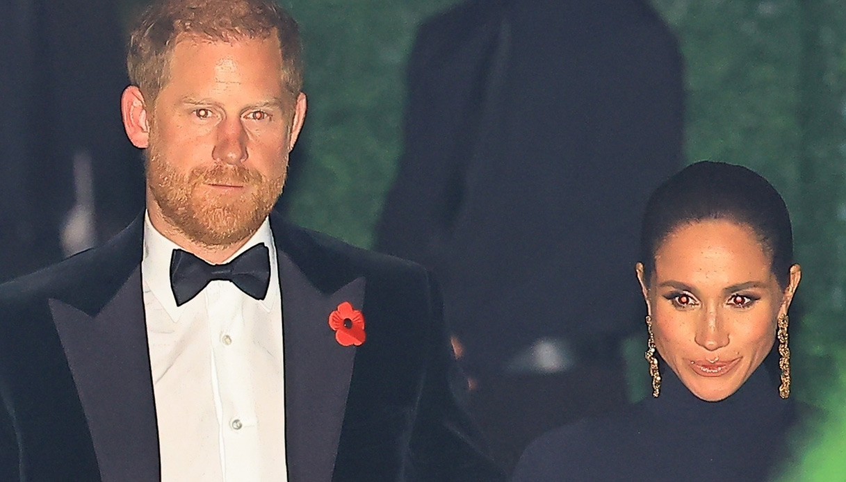 lui con la camicia fuori posto e lei con lo spacco vertiginoso