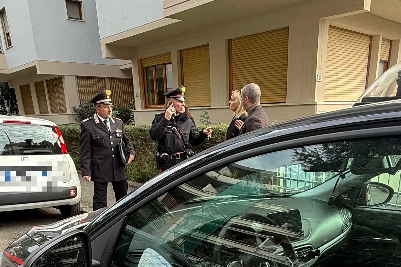 I carabinieri nell’abitazione teatro della tragedia