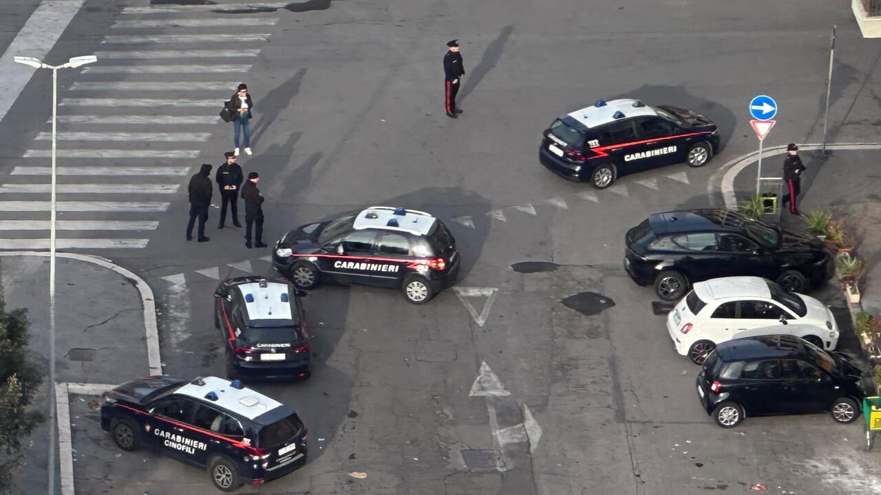 Ostia, blitz nel fortino dello spaccio. 13 arresti