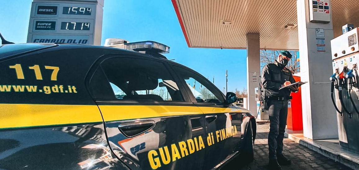 Benzina adulterata, 6500 litri sequestrati in un distributore. “Auto a rischio esplosione”