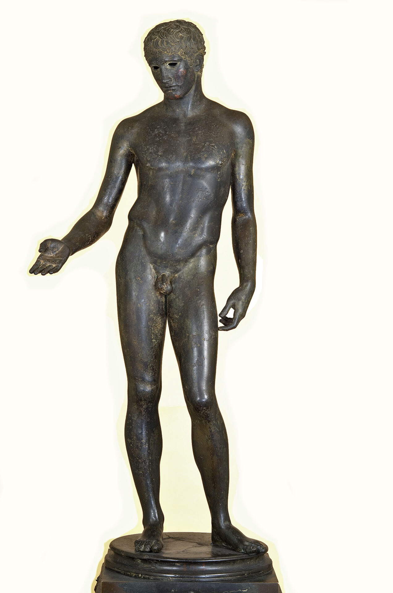Idolino di Pesaro, cd., statua di efebo lychnochos (portalucerne) (30 a.C., bronzo, Firenze, Museo Archeologico Nazionale, inv. no. 1637) © Su concessione del Museo Archeologico Nazionale di Firenze