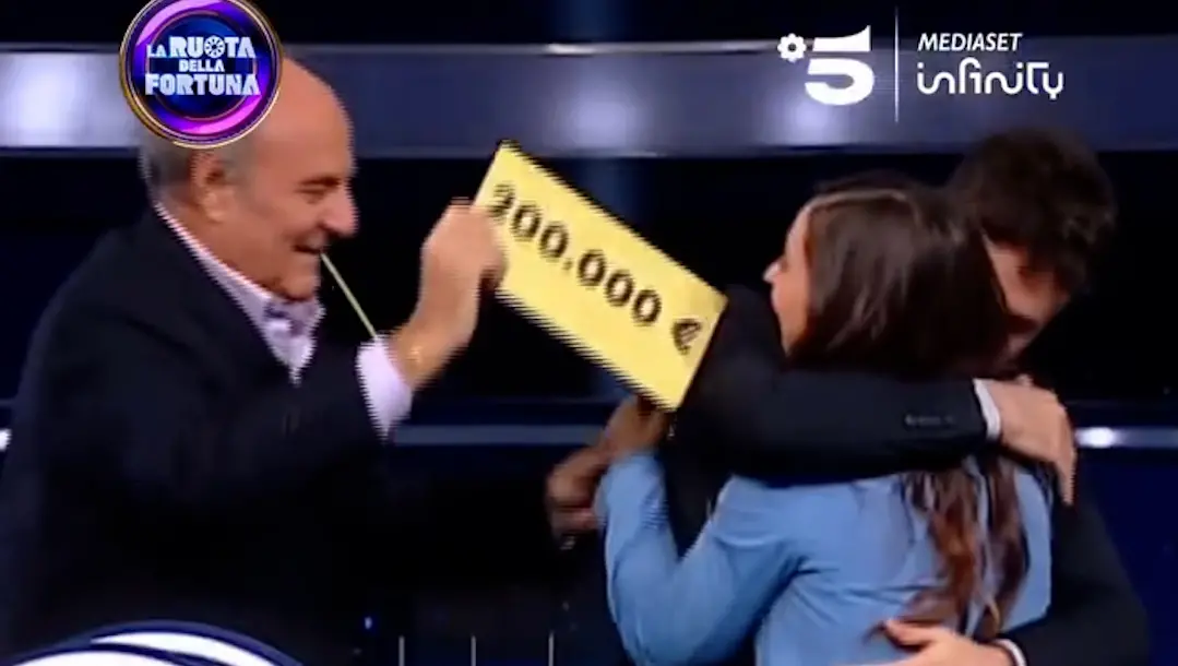 Il momento in cui Riccardo Piancatelli ha vinto 200mila euro alla Ruota della Fortuna, l'abbraccio con la compagna Giulia (screenshot tratto dal video pubblicato sui social ufficiali di Mediaset)