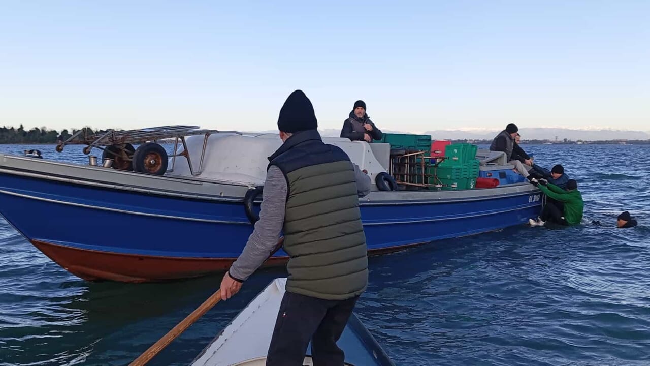 Scontro fra mototopo e barca a remi in canale San Secondo