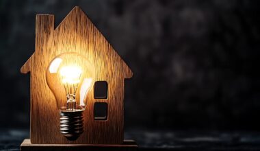 Una miniatura di una casa con una lampadina