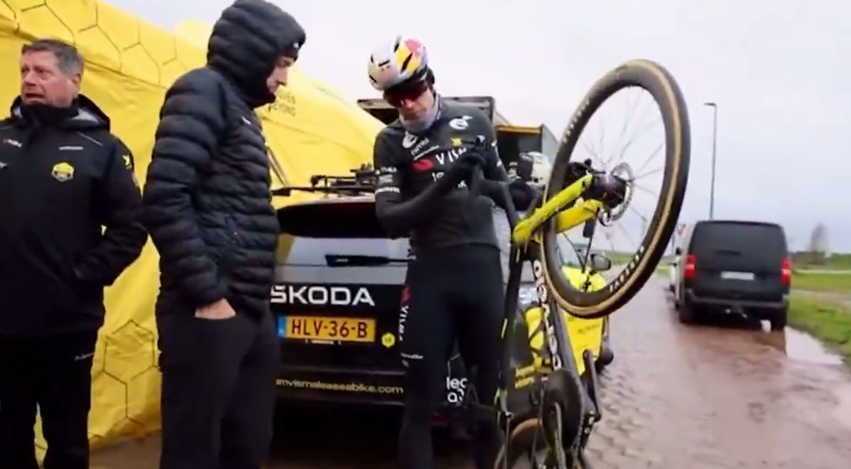 Wout Van Aert in ricognizione sulla Parigi-Roubaix per testare i nuovi materiali della Visma