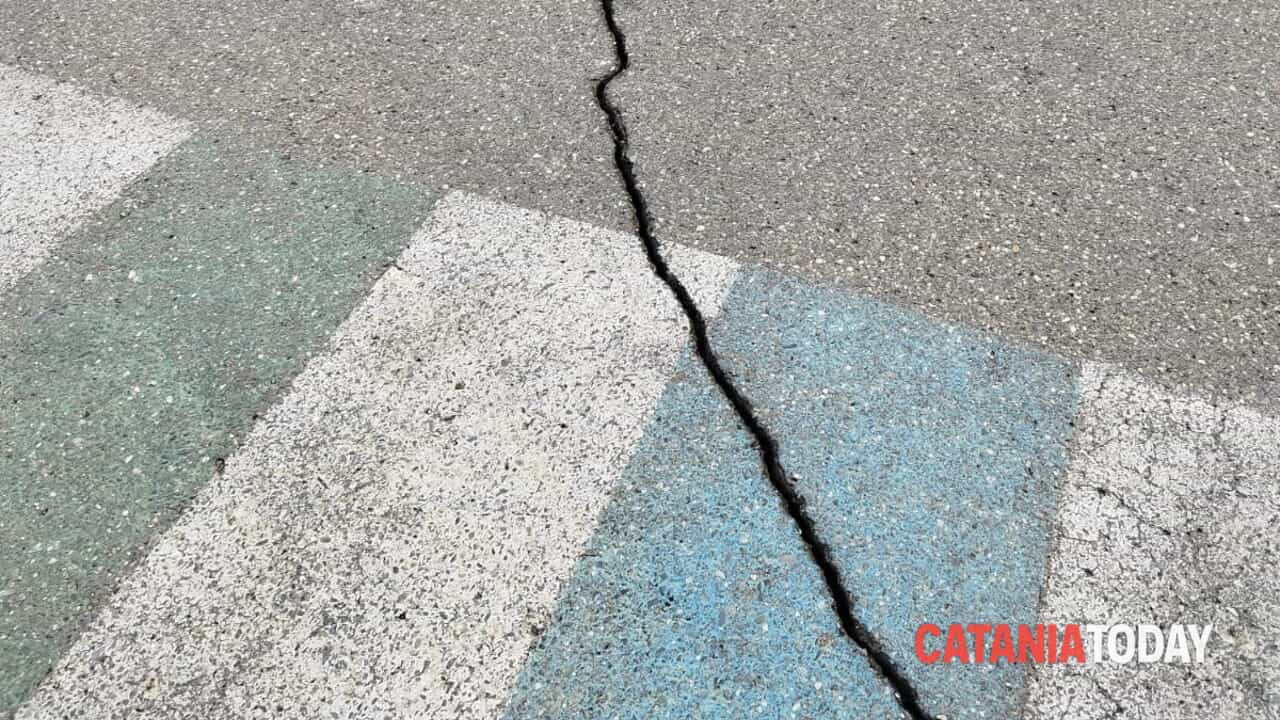 Dopo i terremoti, compaiono delle fratture vicino ad una scuola di Tremestieri: cosa sta accadendo
