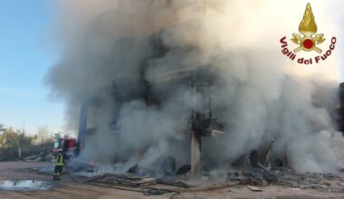 Roma, incendio in un palazzo abbandonato in via Cesare Tallone