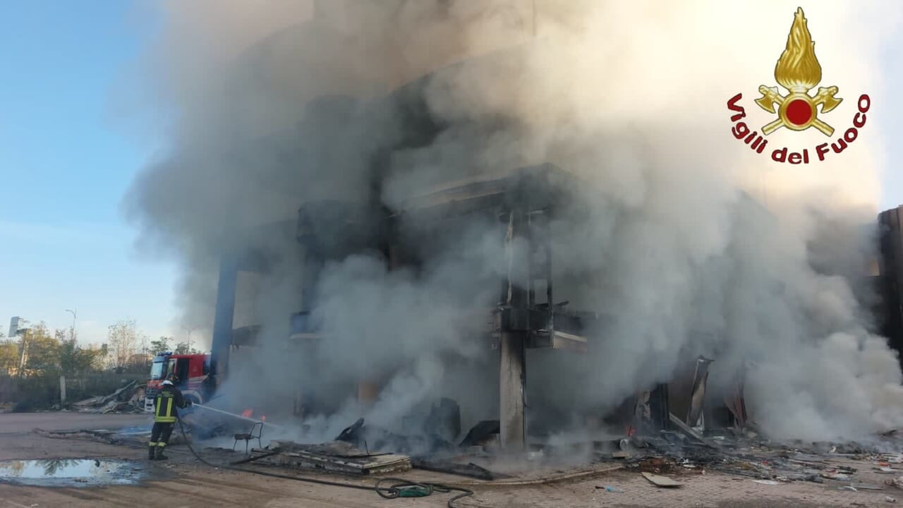 Roma, incendio in un palazzo abbandonato in via Cesare Tallone