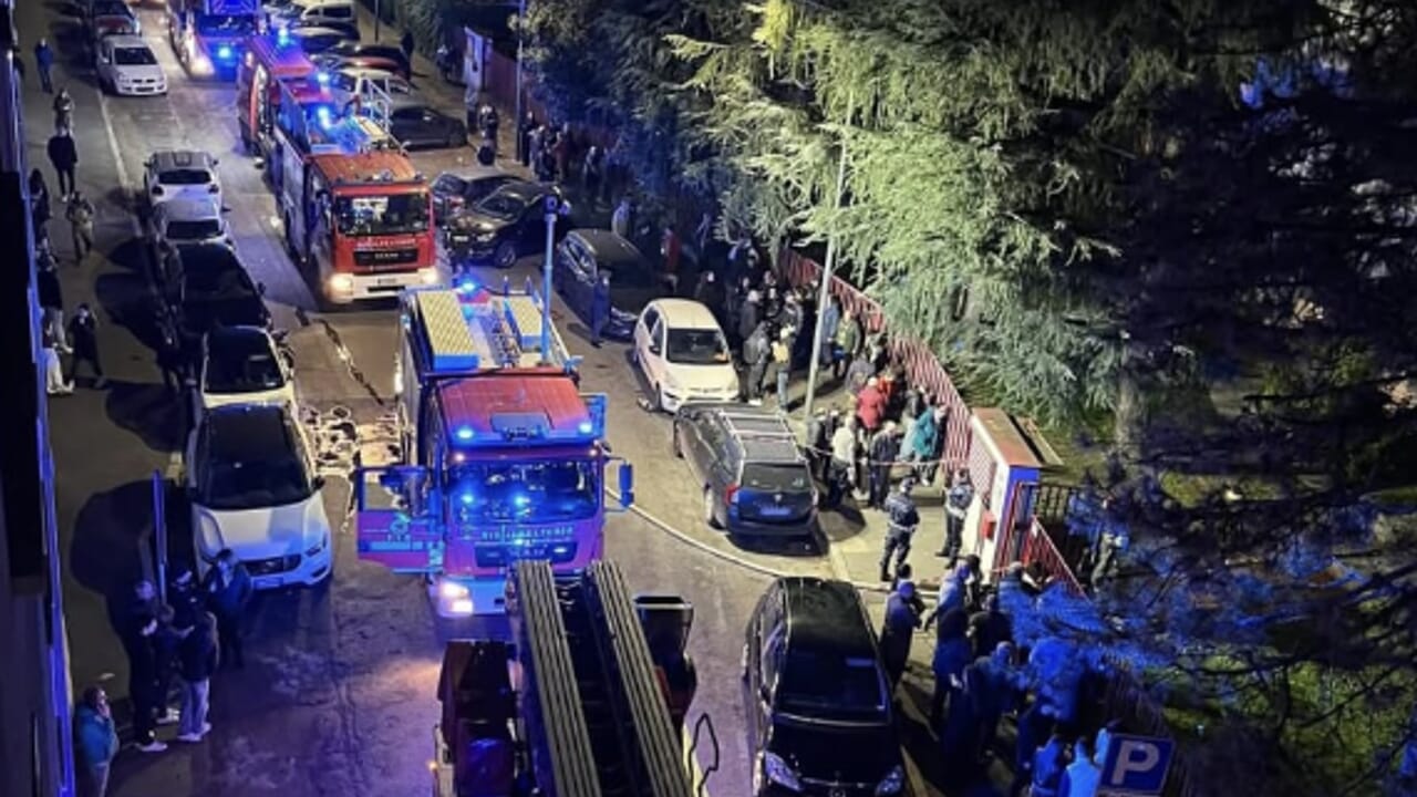 Incendio a Milano, a fuoco un palazzo di sette piani: trovata morta un'anziana