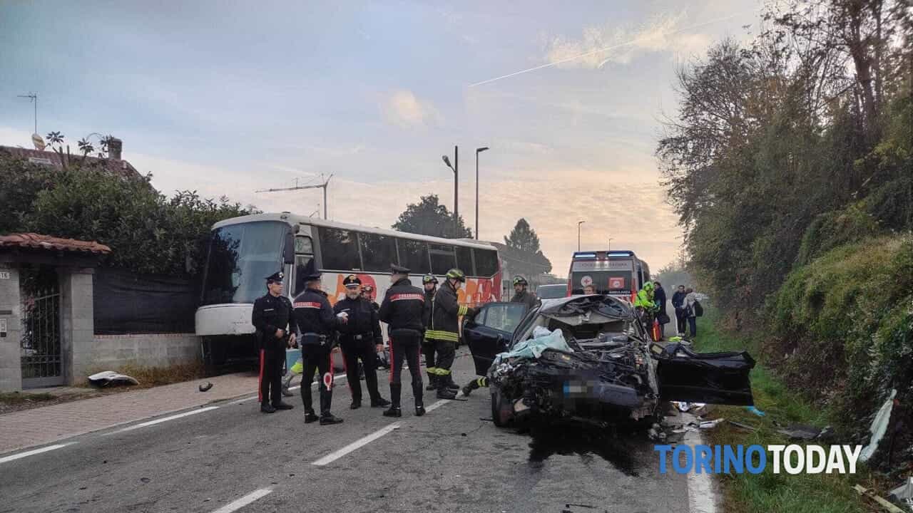 scontro tra autobus con 50 studenti e Bmw, morto il conducente della macchina