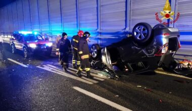 due persone incastrate tra le lamiere dell'auto