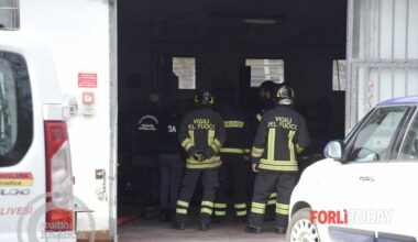 Drammatico incidente in un'officina, esplode un cerchione. Le schegge colpiscono due meccanici: uno è gravissimo