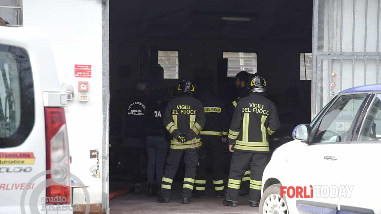 Drammatico incidente in un'officina, esplode un cerchione. Le schegge colpiscono due meccanici: uno è gravissimo