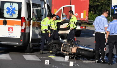 Incidente mortale alle porte di Milano, l'auto fa una manovra per evitare la coda e travolge una moto: morto un uomo