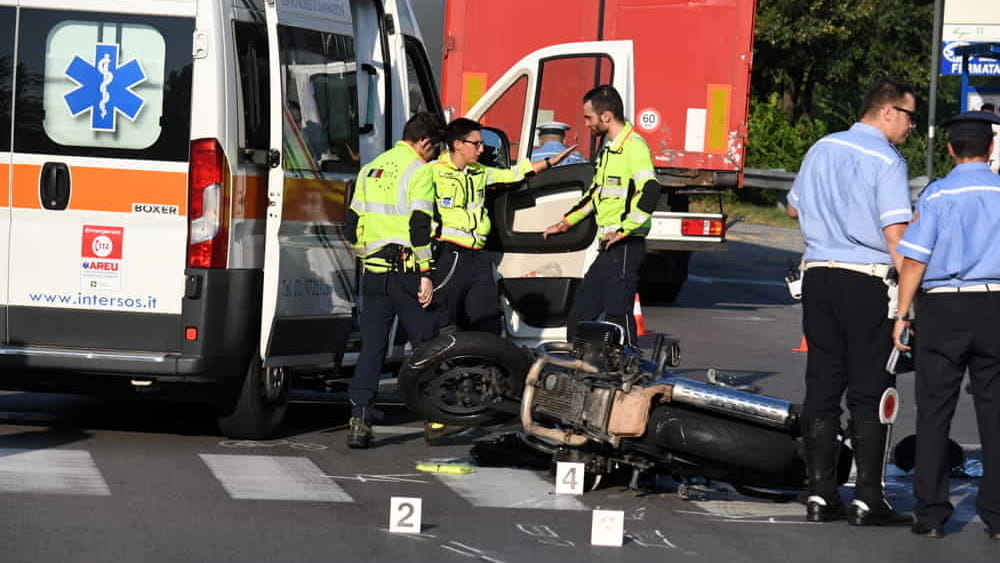 Incidente mortale alle porte di Milano, l'auto fa una manovra per evitare la coda e travolge una moto: morto un uomo