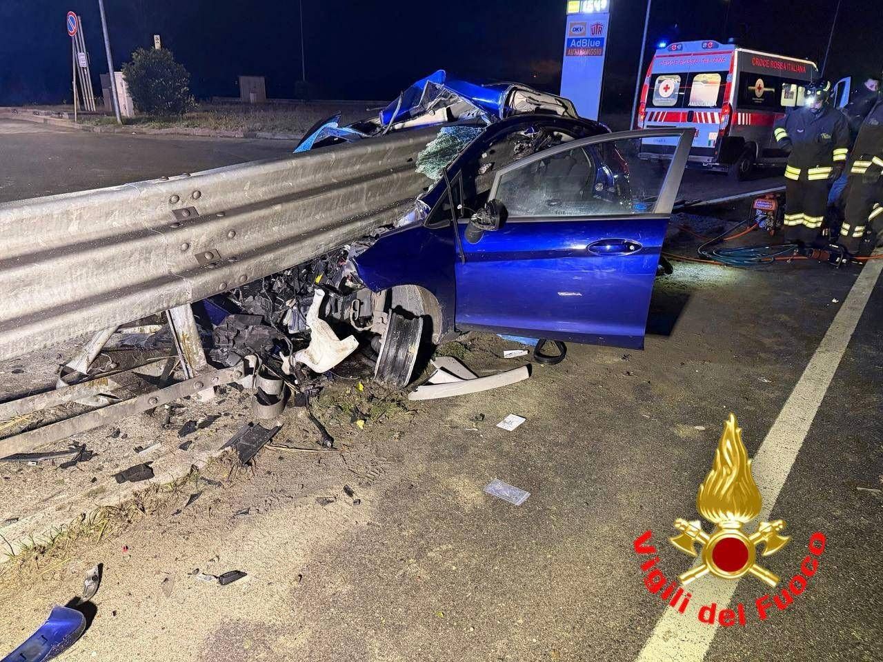 Rocambolesco incidente a Lodi, salvo per miracolo il conducente dell'auto