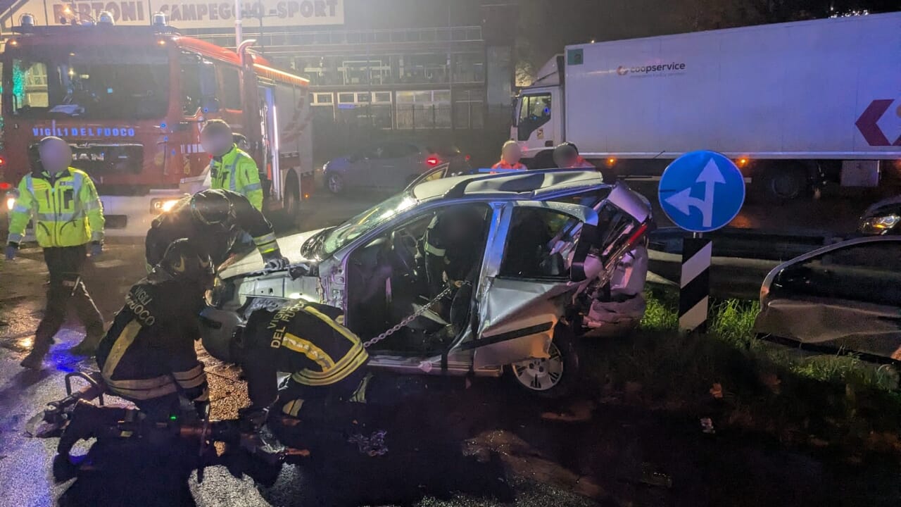 Incidente in viale Fulvio Testi a Cinisello, si schianta e devasta (con la 500 Enjoy) un'auto davanti a lui: quattro ragazze in ospedale