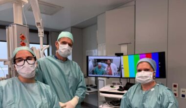 Operano tre pazienti da remoto. C'è anche la riccionese Alice Gori nell'équipe medica che ha fatto la storia