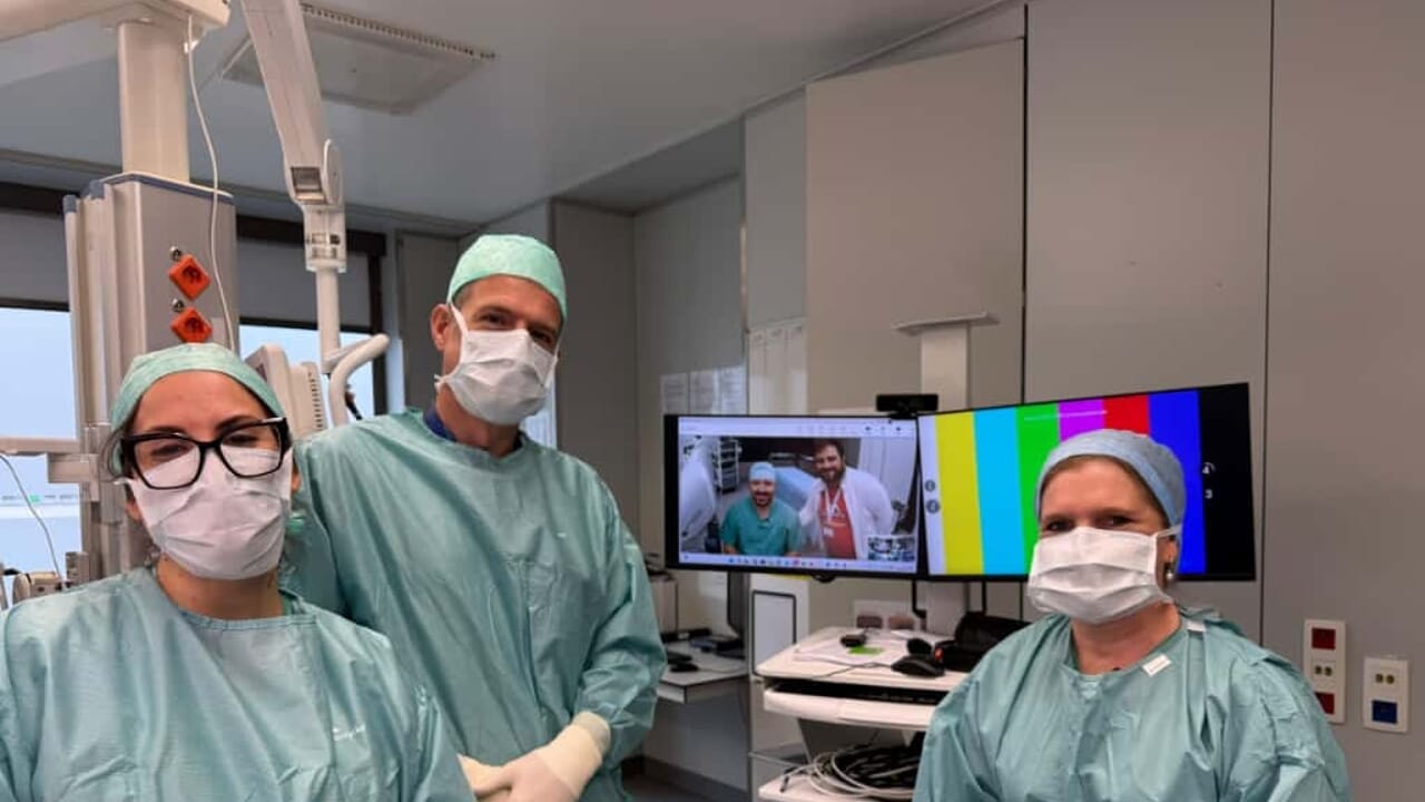 Operano tre pazienti da remoto. C'è anche la riccionese Alice Gori nell'équipe medica che ha fatto la storia