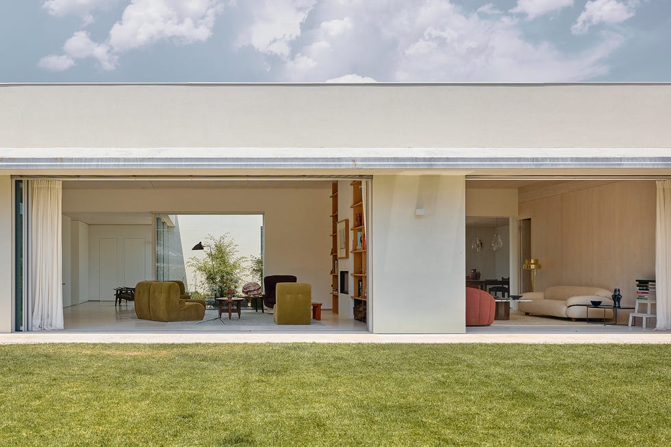 una casa moderna racionalista con mucho color del estudio abaton