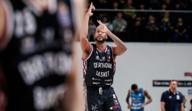 Justin Gorham esulta dopo un canestro segnato contro Napoli.