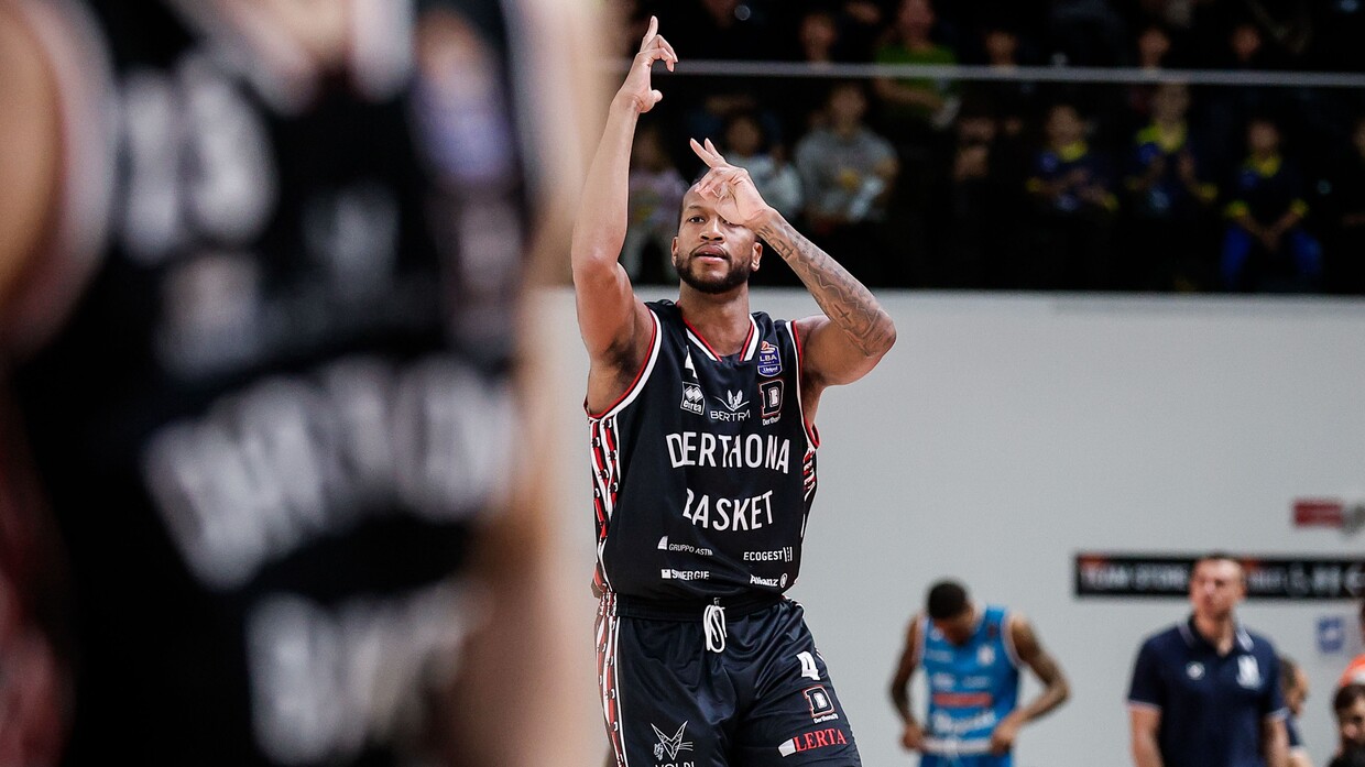 Justin Gorham esulta dopo un canestro segnato contro Napoli.