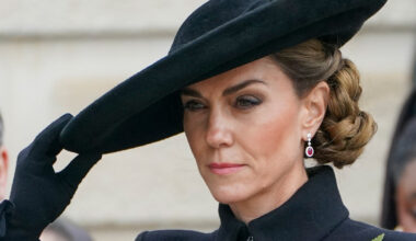 Kate Middleton austera, cappotto militare e maxi cappello che le nasconde il viso: “Non vi dimenticheremo”