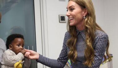 Kate Middleton, il bimbo le prende il dito: momento di tenerezza pura