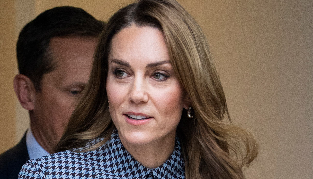 Kate Middleton rilancia l'abito pied de poule ma è fin troppo castigato