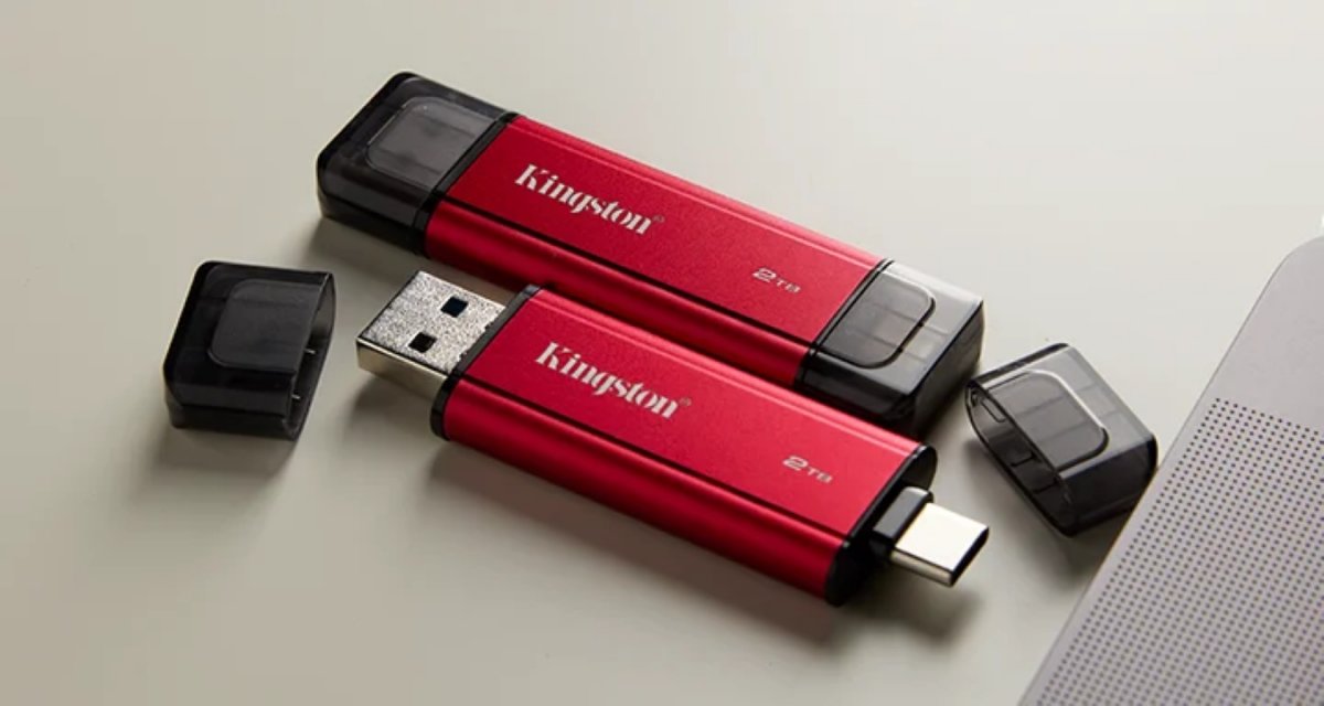 Kingston ha presentato un SSD portatile che sembra una chiavetta con doppia USB