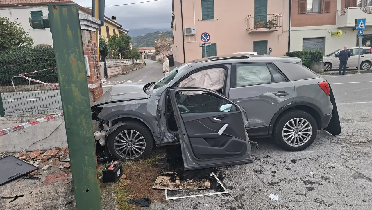 L'auto coinvolta nel tragico incidente sull'Aurelia a Luni