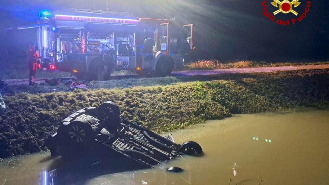 una donna annega, salvo il marito