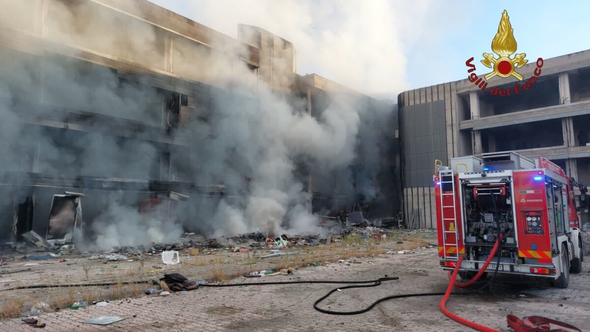 L'incendio in via Cesare Tallone