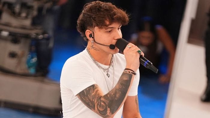 La giuria promuove l’esibizione di Opi ad «Amici». Il bergamasco convince tutti - L'Eco di Bergamo