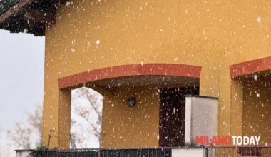Neve, arrivano i primi fiocchi della stagione nel Milanese: le immagini della 'nevicata'