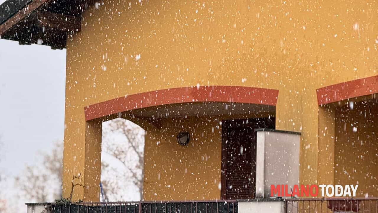 Neve, arrivano i primi fiocchi della stagione nel Milanese: le immagini della 'nevicata'