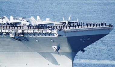 La portaerei Gerald Ford di fronte al Venezuela con 4mila soldati. Usa preparano l’attacco, incursori pronti allo sbarco