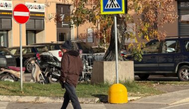 Povera Stamira, cartello stradale proprio davanti alla statua: “Schiaffo a un simbolo dorico”