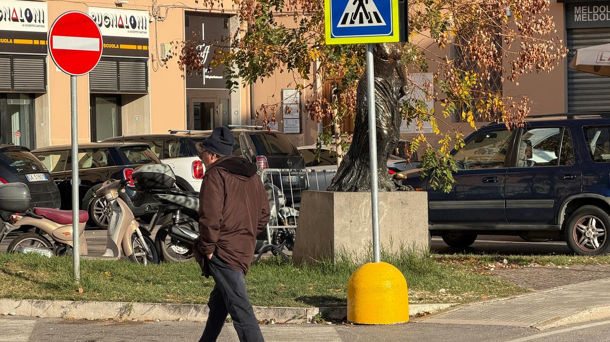 Povera Stamira, cartello stradale proprio davanti alla statua: “Schiaffo a un simbolo dorico”