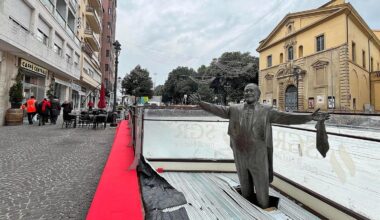 Pavarotti nel ghiaccio, il sindaco chiede scusa. “Ma la statua resta lì”
