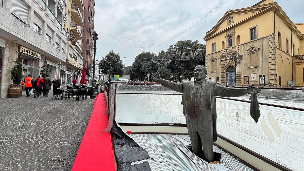 Pavarotti nel ghiaccio, il sindaco chiede scusa. “Ma la statua resta lì”