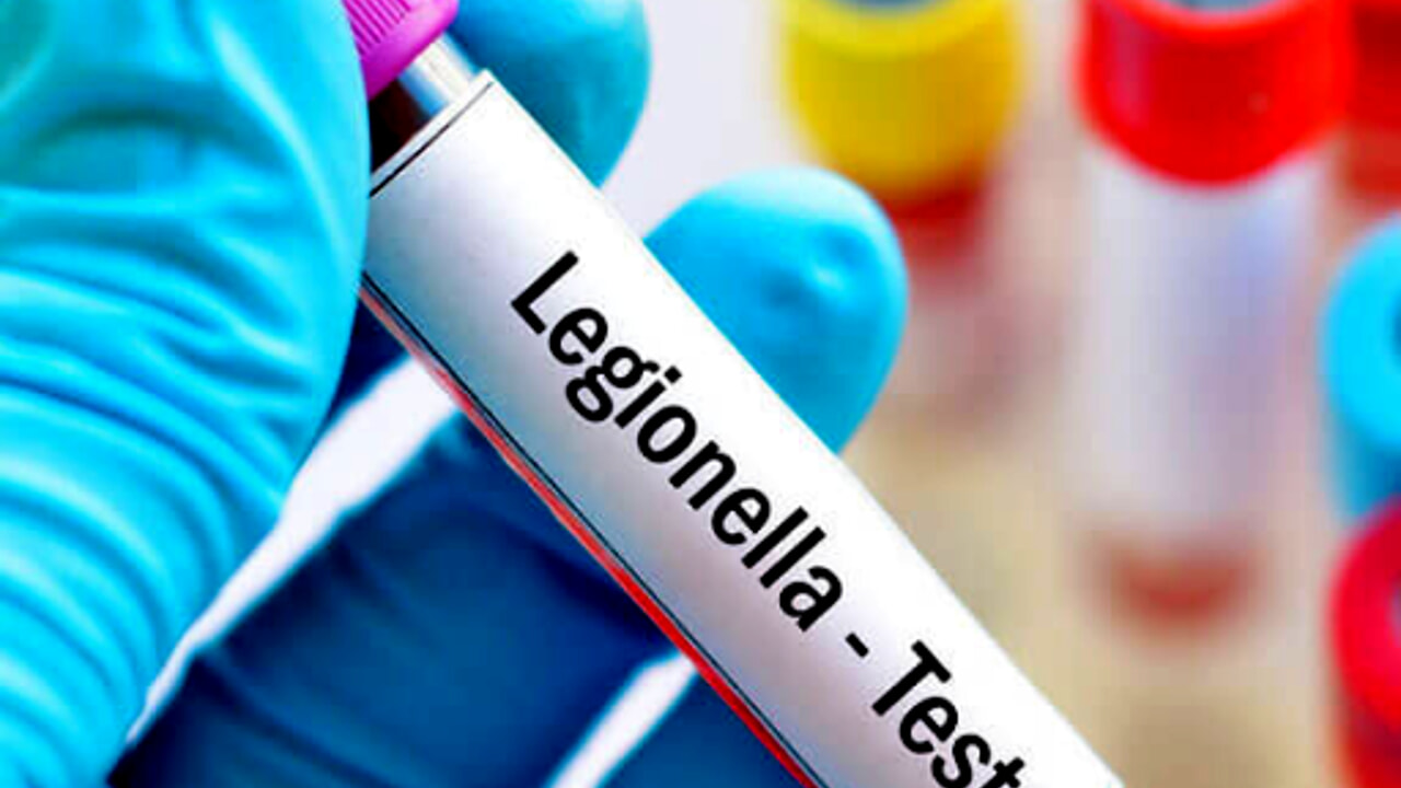 campionamenti d'acqua in tutto il quartiere alla ricerca dell'origine