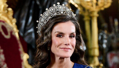 capelli ricci, tiara inestimabile e maxi abito