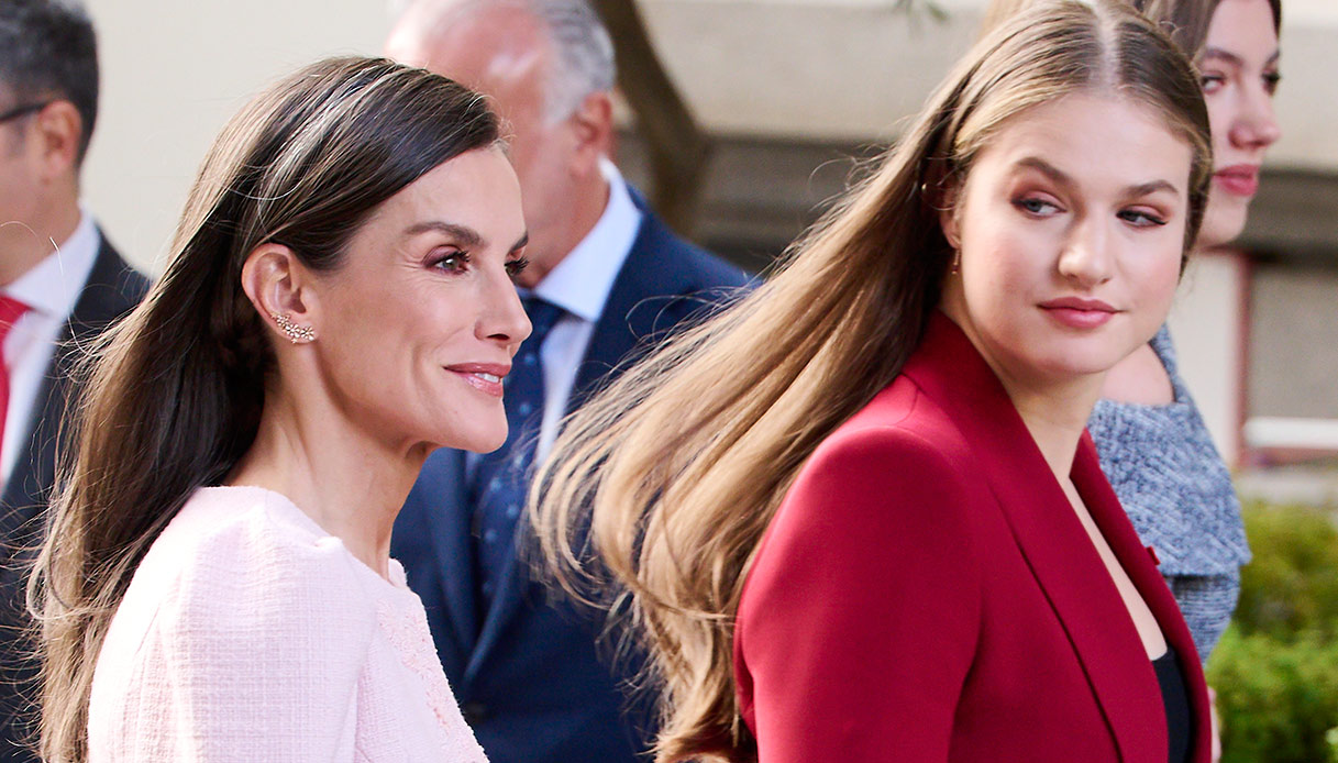 Letizia di Spagna in rosa come la temuta suocera. Leonor in rosso