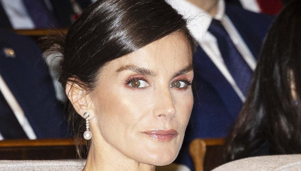 niente tiara alla cena di gala ma l'abito è spettacolare