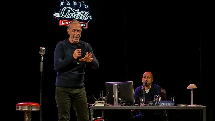 Linus sul palco a Mantova