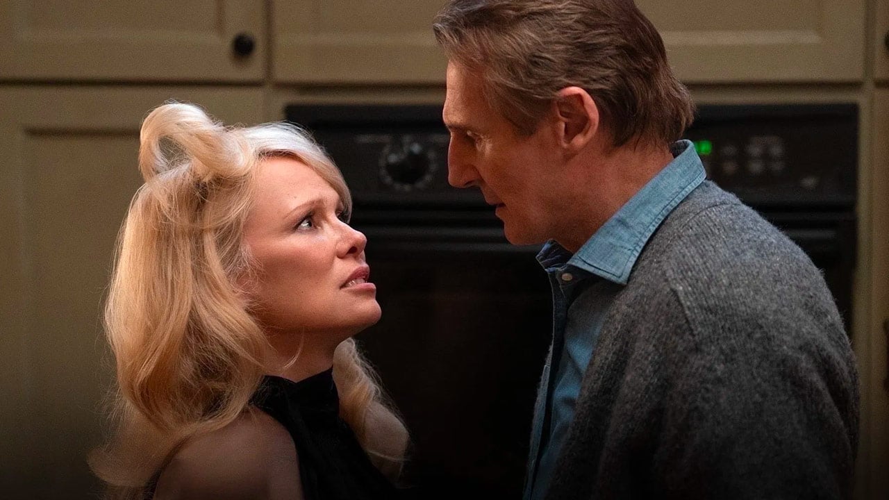 Pamela Anderson e Liam Neeson in una scena del reboot di Una pallottola spuntata