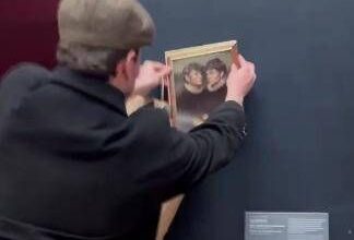 Louvre, due tiktoker appendono il loro ritratto vicino alla Gioconda: ecco come ci sono riusciti